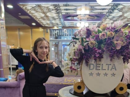 Астраханская школьница спела вместе с Шаманом на Красной площади