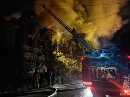 Ночью в Астрахани горел двухэтажный жилой дом, сообщение о ликвидации пожара поступило лишь к 7 часам утра