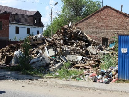 Астраханка жаловалась на свалку, а получит новое жилье. Ещё одна странная история про аварийные дома