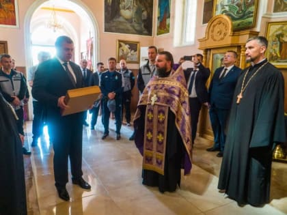 Участники астраханской мотоколонны передали храму в Туркменбаши икону