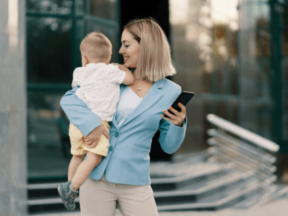 Астраханцы смогут работать и получать пособие по уходу за ребенком