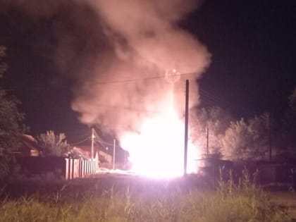 В Астрахани возле поликлиники горит огромная свалка