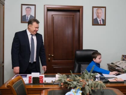 Глава Астрахани Игорь Редькин исполнил мечту юного астраханца в новогодней акции «Ёлка желаний»