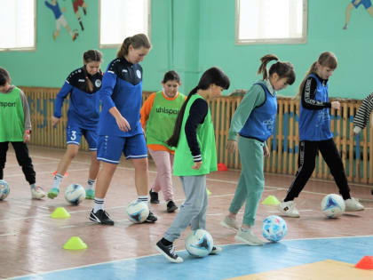 Игроки юниорской сборной России по футболу и тренера АНО «СФК «Волгарь» провели мастер-классы для детей