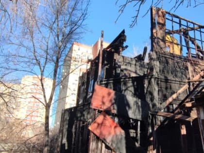 Здесь кто-то ночевал? Что сейчас происходит на месте крупного пожара в Астрахани 