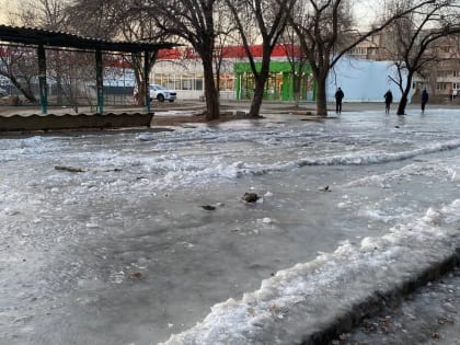 Конечная астраханских маршруток превратилась в каток