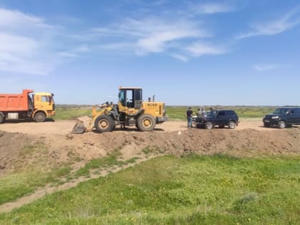«Черные» добытчики грунта разрушили вал в астраханском селе