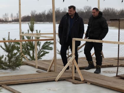 Глава города Дмитрий Шубин лично выехал на место установки купели