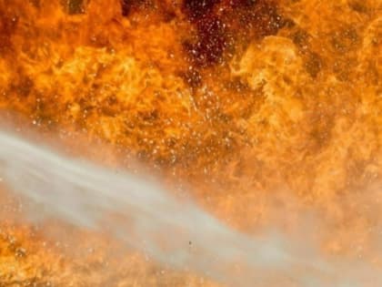 В Астрахани пожар повредил три здания