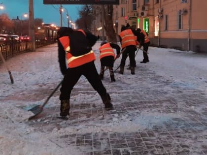 Коммунальщики продолжают бороться со снегом и наледью в Астрахани