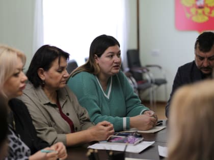 Сотрудники администрации совместно с представителями группы компаний «Чистый город» провели рабочее совещание, где осветили основные проблемы по обустройству контейнерных площадок 