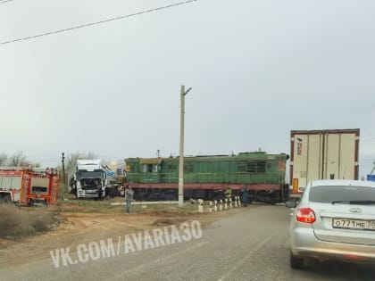 В Астрахани водитель фуры после аварии заплатил РЖД за помятый тепловоз