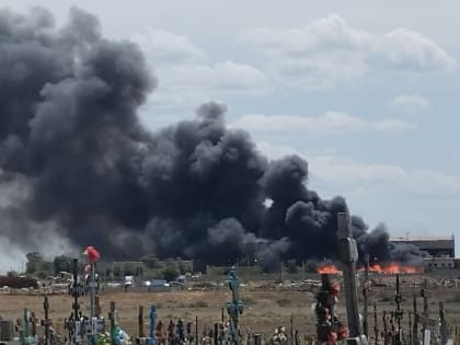 На окраине Астрахани снова сильнейший пожар: дым видно по всему городу