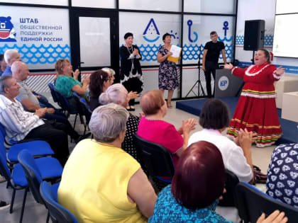 Астраханским пенсионерам сделали музыкальный подарок