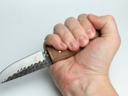 В Астрахани мужчина скончался от удара ножом в подмышку