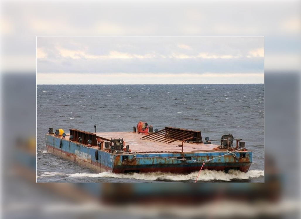 Баржа отправилась. Баржи морские Каспийское море. Баржа на Каспийском море. Баржа Сильвер 3003. Баржа на мели.