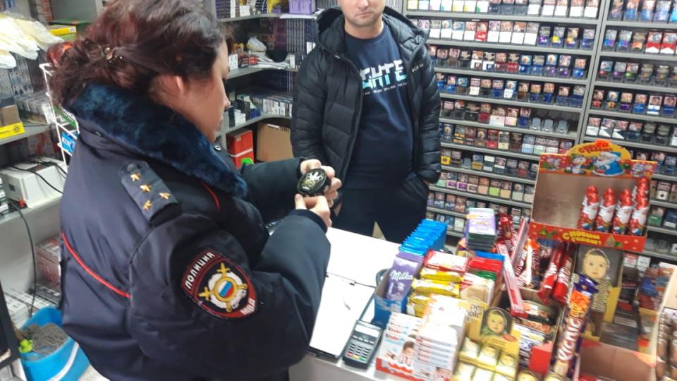 Самые продаваемые сигареты. Ларек с сигаретами. Электронная сигарета для несовершеннолетнего. Сигареты несовершеннолетним. Ревизия в магазине.