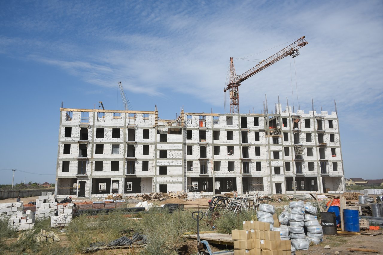 стройка многоэтажки. город астрахань 6 микрорайон. строящиеся дома астрахань. застройки астрахани. постройки в астрахани.