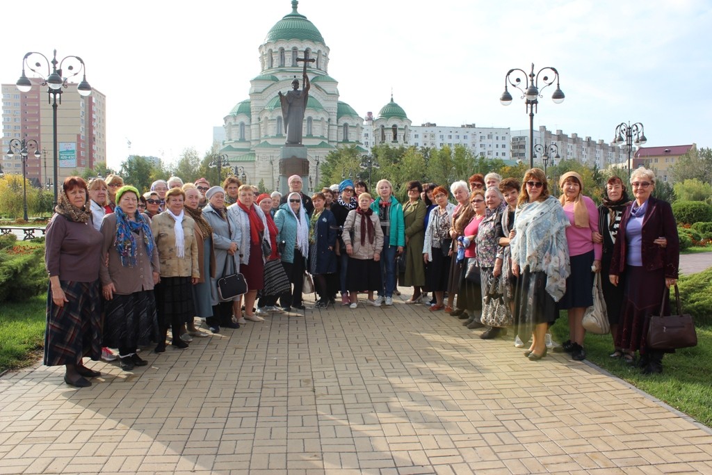 Астраханский социально. Пенсионер в церкви. Пожилые в мечети.