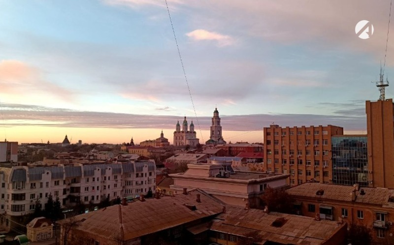 Белый кремль астрахань. Астраханский кремль осенью. Астраханский кремль осенью. Архиерейская башня астраханского кремля. Астрахань осенью.