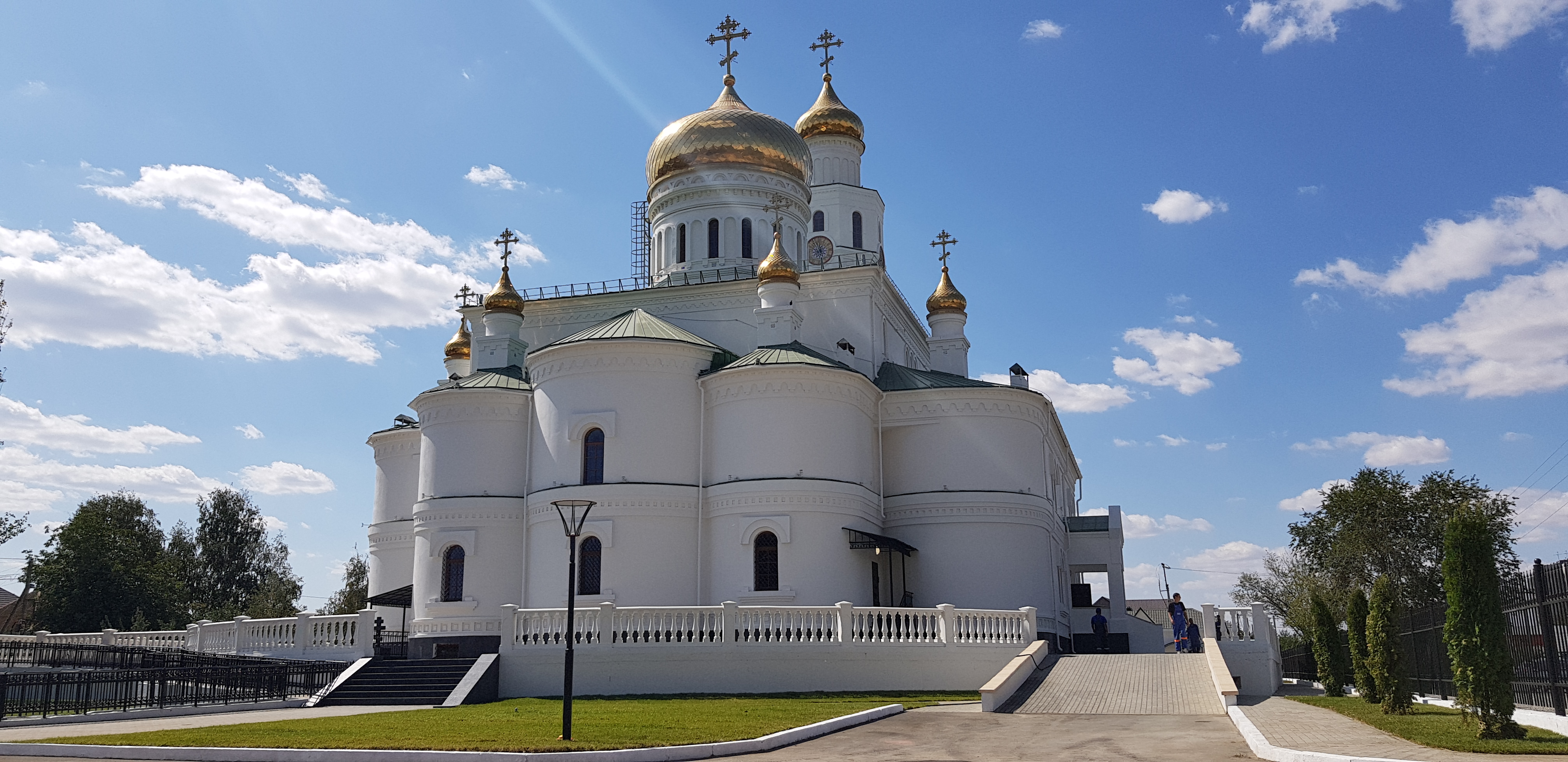 Храмы города астрахани. Храм Живоначальной Троицы Астрахань. Храм Андрея Первозванного Астрахань. Храм на Бабаевского Астрахань.