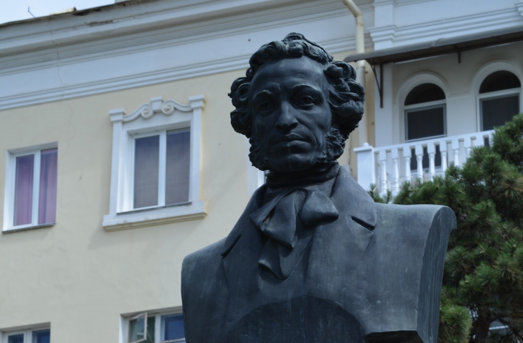 Пушкин был в туле. Бюст пушкин на проспекте ленина тула. Бюст а с пушкина тула. С. Памятник пушкину в туле.