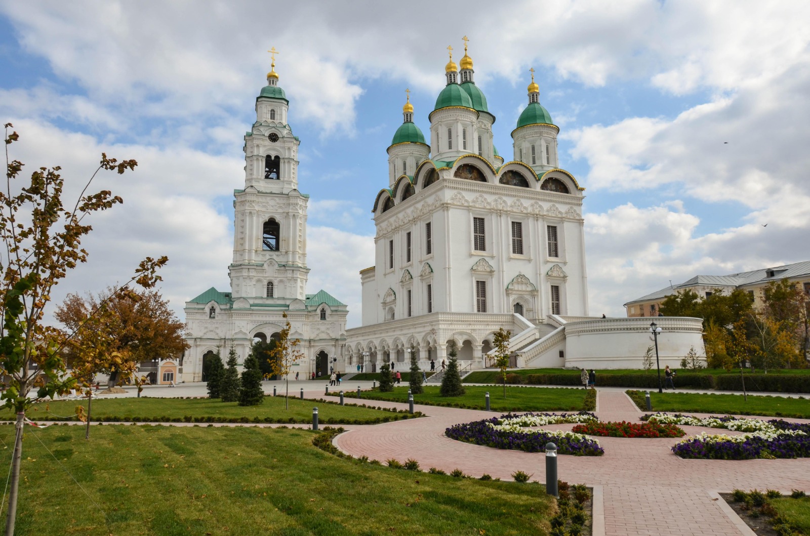 Астрахань картинки. Астрахань Кремль. Астраханский Кремль парк. Астраханский Кремль панорама. Астраханский Кремль гульбище.