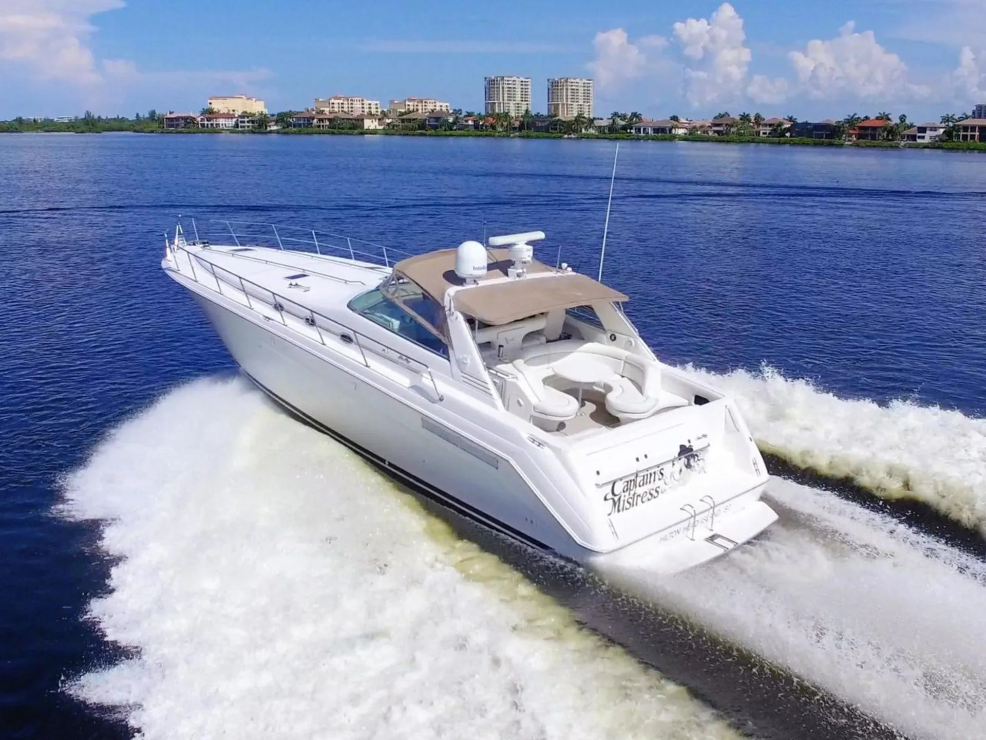 rent a 55ft Sea Ray Sundancer Yacht for a luxury boat rental in chicago