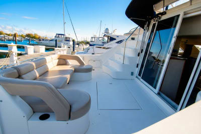 Sea Ray Flybridge - view 2