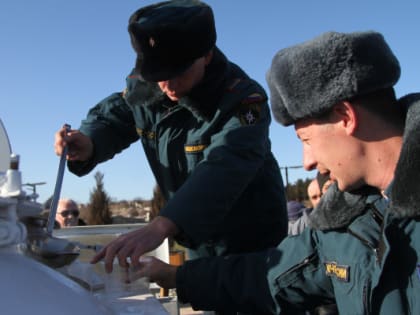 Сотрудники МЧС Севастополя обеспечили безопасность верующих во время крещенских купаний