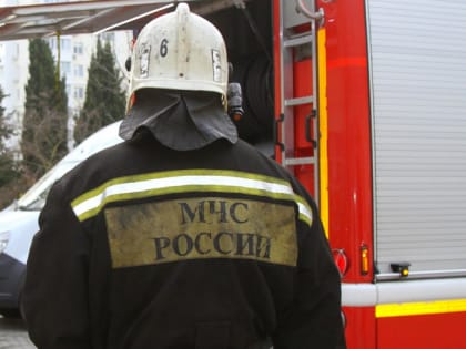 В Севастополе спасатели тушат пожар в многоквартирном доме