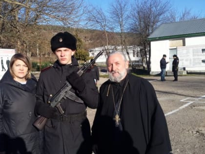 Священник поздравил с принятием воинской присяги новобранцев воинской части на Кара-Кубе (Сахарная Головка)