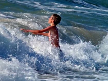 Грозные предметы в морской воде