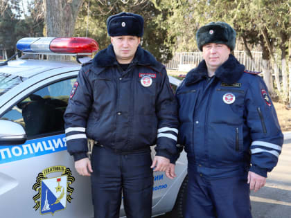 Севастопольские сотрудники ДПС пришли на помощь автоледи, попавшей в сложную дорожную ситуацию