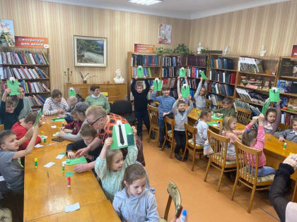 В инкерманской библиотеке прошел мастер-класс по изготовлению открыток для военных