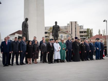 В День народного единства возложены цветы к памятнику 100-летия окончания Гражданской войны на Юге России