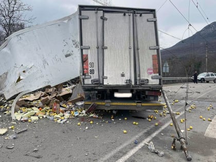 В Крыму водитель погиб, врезавшись в опорную стену