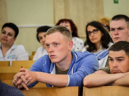 В Севастополе сотрудники МЧС провели концерт в военном госпитале