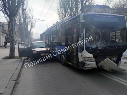 В Севастополе два человека пострадали в столкновении кроссовера и троллейбуса