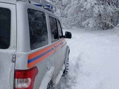 Шесть автомобилей с пассажирами застряли в снегу на ЮБК