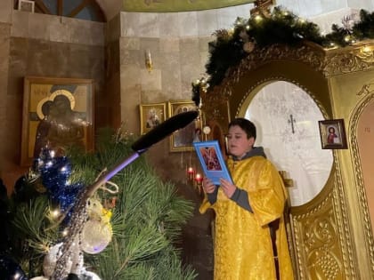 В праздник Рождества Христова священник поздравил воинов-черноморцев дивизии надводных кораблей