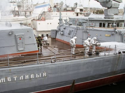 В Севастополе потушили условный пожар на корабле-музее