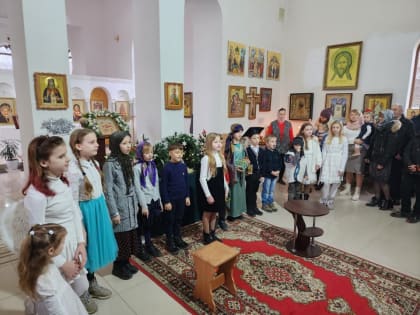 Воспитанники воскресной школы храма вмч. Феодора Тирона порадовали прихожан рождественским выступлением