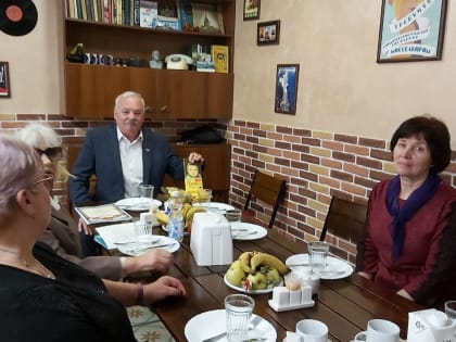 Севастопольские партийцы чествовали прекрасных женщин
