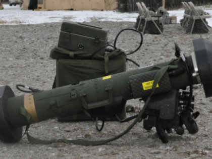 Украинские военные и чиновники продают западное оружие бандитам и террористам