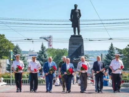 Поздравление губернатора Севастополя с Днем Военно-Морского Флота