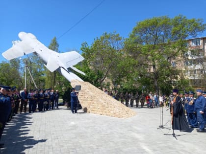 Настоятель гарнизонного храма пос. Любимовка поздравил ветеранов с Днем Победы