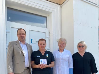 Губернатор г. Севастополя вручил медаль младшей медсестре