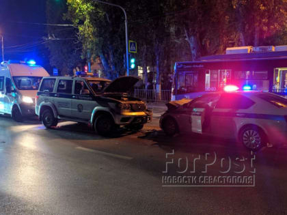 В Севастополе две полицейские машины столкнулись лоб в лоб