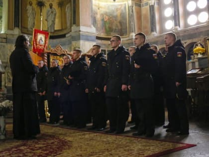 Моряки с СКР «Сметливый» пришли в Свято-Никольский храм-памятник, чтобы помолиться святому апостолу Андрею Первозванному